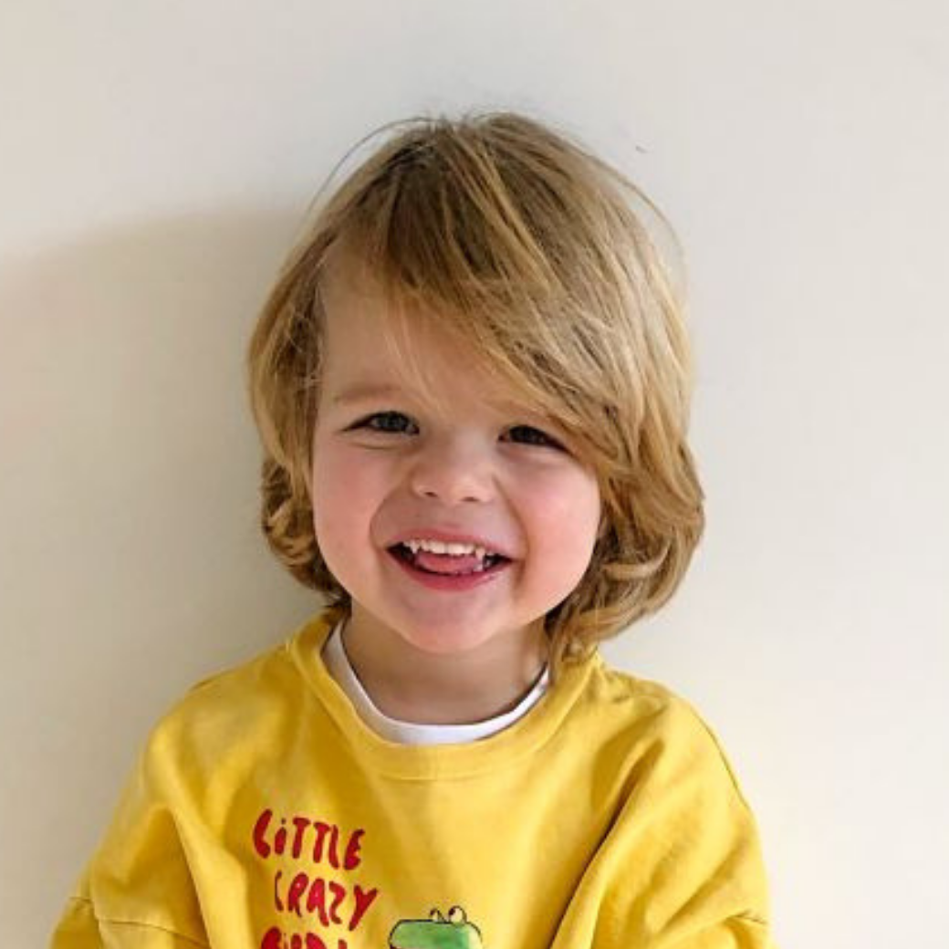 BEAU IN EEN NIEUWE SWEATER VAN FRESH DINOSAURS