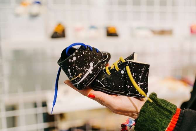 KINDERSCHOENEN GESPOT OP DE BEURS IN FLORENCE