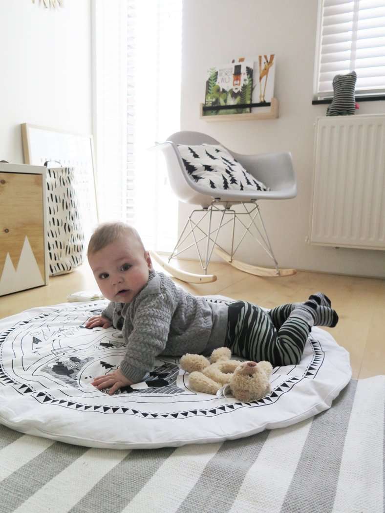 BINNENKIJKEN IN DE KAMER ÉN KAST VAN …