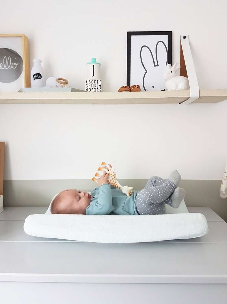 BINNENKIJKEN IN DE KAMER EN KAST VAN JURRE