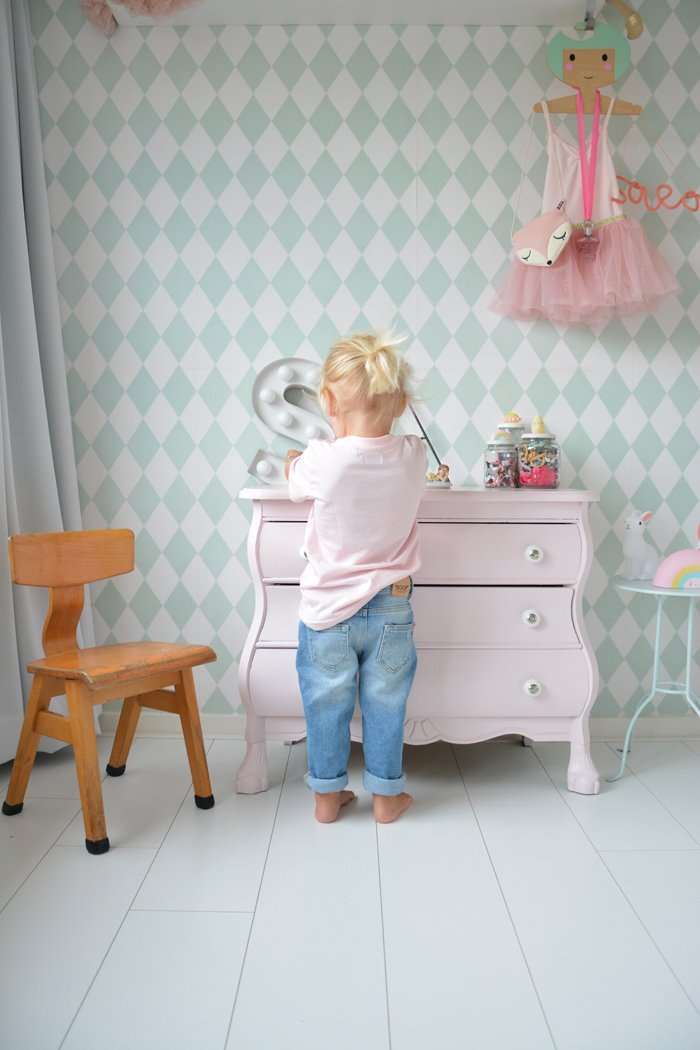 BINNENKIJKEN IN DE KAMER EN KAST VAN SARA