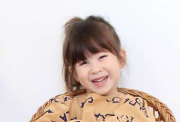 JAELYN IN NIEUWE JURK VAN KID + KIND
