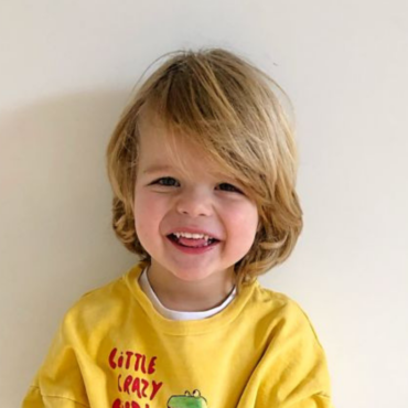 BEAU IN EEN NIEUWE SWEATER VAN FRESH DINOSAURS
