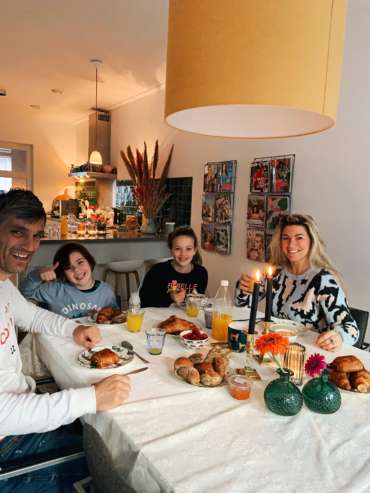 ONTBIJTEN MET HET GEZIN